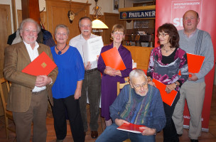 von links: Rudolf Steger (50 Jahre Mitglied), Gabriele Skiba (Vorsitzende), Lothar Link (20 Jahre Mitglied). 45 Jahre bei der SPD sind Lena Wittstock, das Ehepaar Irmgard und Engelbert (sitzend) Hemberger sowie Wolfgang Roith.